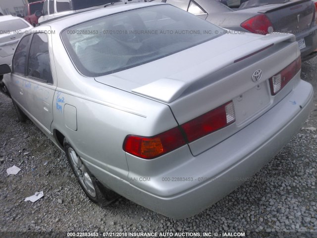 4T1BF28K7YU097724 - 2000 TOYOTA CAMRY LE/XLE 金色 照片 3