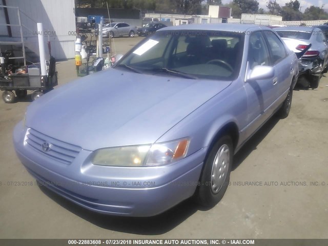 4T1BG22K8VU030650 - 1997 TOYOTA CAMRY CE/LE/XLE ღია ლურჯი ფოტო 2