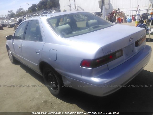 4T1BG22K8VU030650 - 1997 TOYOTA CAMRY CE/LE/XLE ღია ლურჯი ფოტო 3