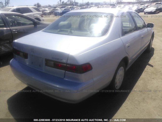 4T1BG22K8VU030650 - 1997 TOYOTA CAMRY CE/LE/XLE ღია ლურჯი ფოტო 4