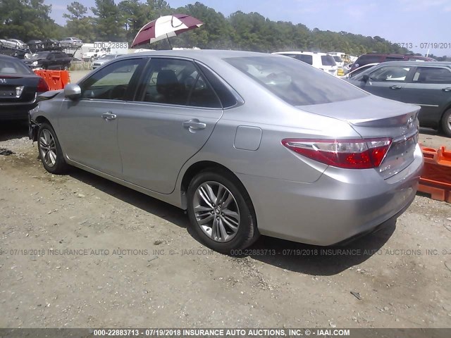 4T1BF1FK6GU157164 - 2016 TOYOTA CAMRY LE/XLE/SE/XSE SILVER photo 3