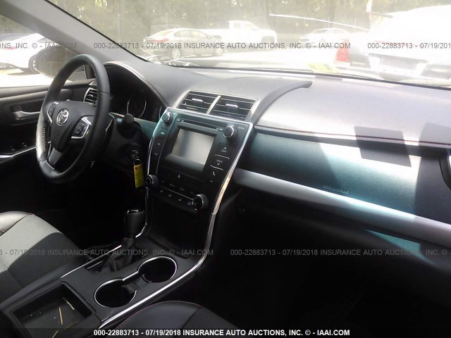 4T1BF1FK6GU157164 - 2016 TOYOTA CAMRY LE/XLE/SE/XSE SILVER photo 5