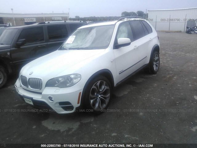 5UXZV8C58CL424381 - 2012 BMW X5 XDRIVE50I WHITE photo 2