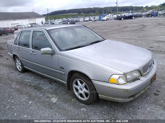 YV1LS557XW2537573 - 1998 VOLVO S70 SILVER photo 1