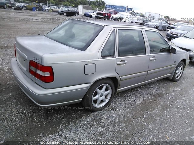 YV1LS557XW2537573 - 1998 VOLVO S70 SILVER photo 4