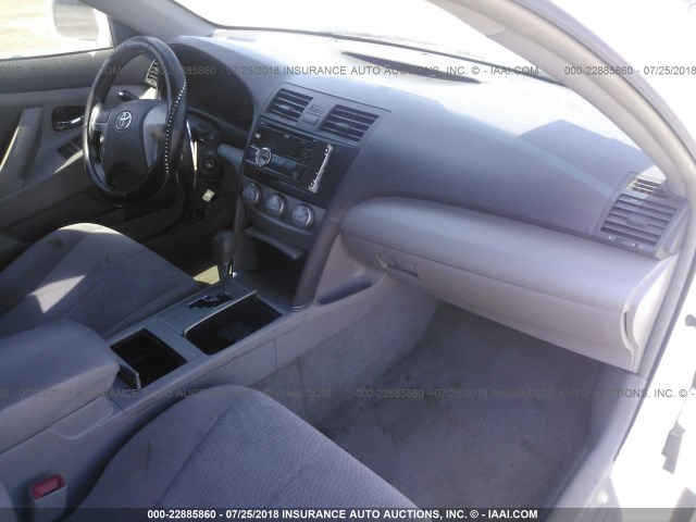 4T1BF3EK8AU552600 - 2010 TOYOTA CAMRY SE/LE/XLE თეთრი ფოტო 5