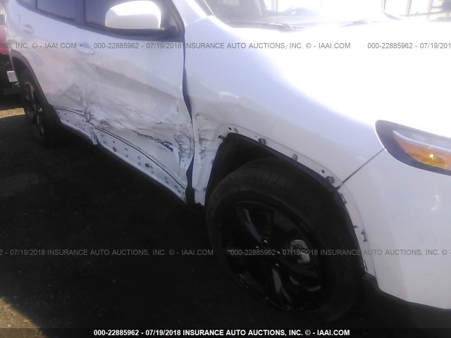 1C4PJMCX2JD549849 - 2018 JEEP CHEROKEE LATITUDE Biały zdjęcie 6