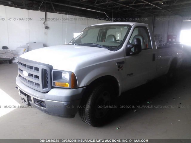 1FTWF30P15EC14335 - 2005 FORD F350 SRW SUPER DUTY WHITE photo 2