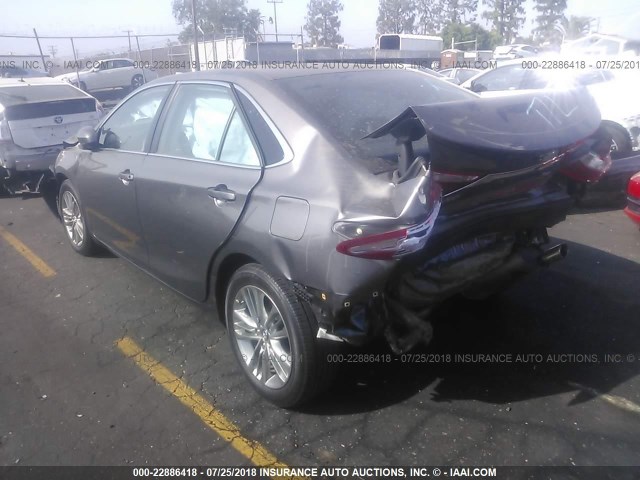 4T1BF1FK9HU741012 - 2017 TOYOTA CAMRY LE/XLE/SE/XSE GRAY photo 3