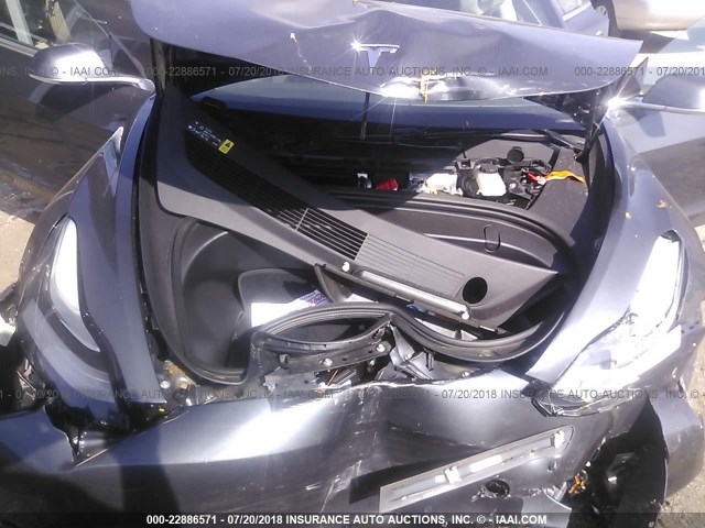 5YJ3E1EA9JF002824 - 2018 TESLA MODEL 3 ნაცრისფერი ფოტო 10