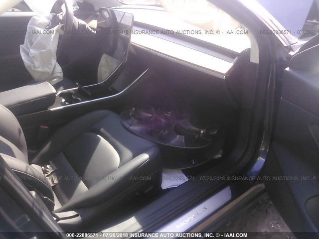 5YJ3E1EA9JF002824 - 2018 TESLA MODEL 3 ნაცრისფერი ფოტო 5