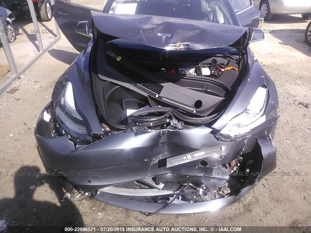 5YJ3E1EA9JF002824 - 2018 TESLA MODEL 3 ნაცრისფერი ფოტო 6