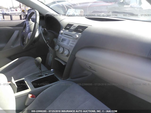 4T4BF3EK3AR083454 - 2010 TOYOTA CAMRY SE/LE/XLE ვერცხლისფერი ფოტო 5