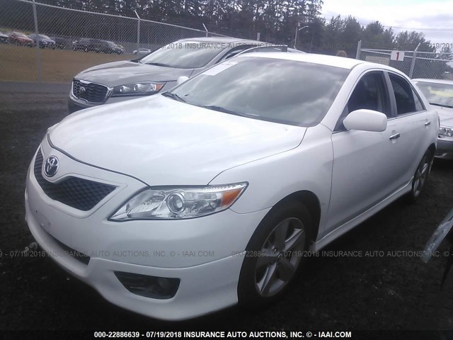 4T1BF3EK8AU514638 - 2010 TOYOTA CAMRY SE/LE/XLE თეთრი ფოტო 2