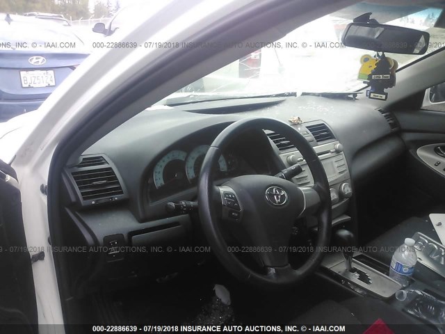 4T1BF3EK8AU514638 - 2010 TOYOTA CAMRY SE/LE/XLE თეთრი ფოტო 5