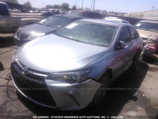 4T1BF1FK3FU492963 - 2015 TOYOTA CAMRY LE/XLE/SE/XSE SILVER photo 2