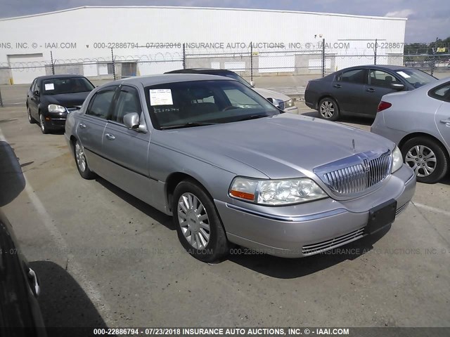 1LNHM82W33Y706422 - 2003 LINCOLN TOWN CAR SIGNATURE SILVER photo 1