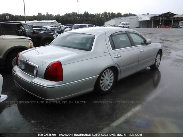 1LNHM82W33Y706422 - 2003 LINCOLN TOWN CAR SIGNATURE SILVER photo 4