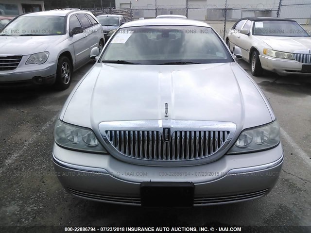 1LNHM82W33Y706422 - 2003 LINCOLN TOWN CAR SIGNATURE SILVER photo 6