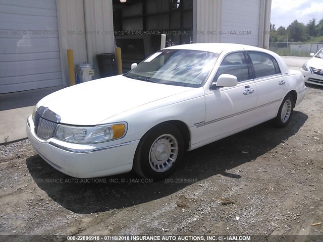 1LNHM81W5YY845024 - 2000 LINCOLN TOWN CAR EXECUTIVE WHITE photo 2