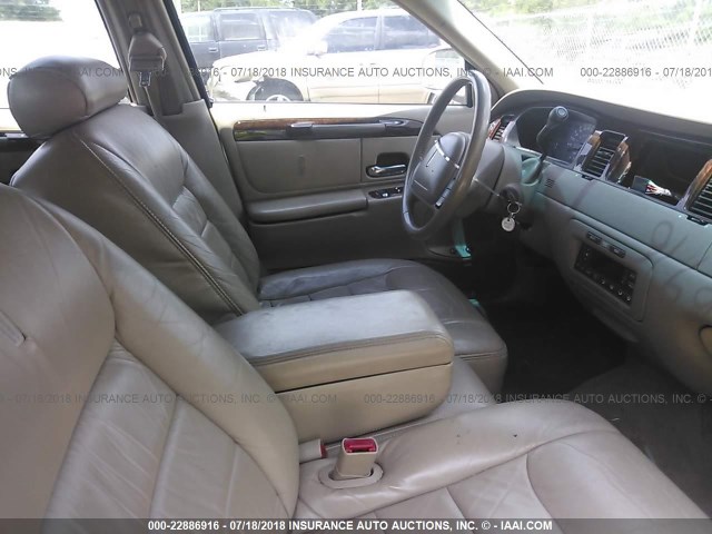 1LNHM81W5YY845024 - 2000 LINCOLN TOWN CAR EXECUTIVE WHITE photo 5