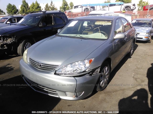 4T1BE32K45U542045 - 2005 TOYOTA CAMRY LE/XLE/SE Gümüş foto 2