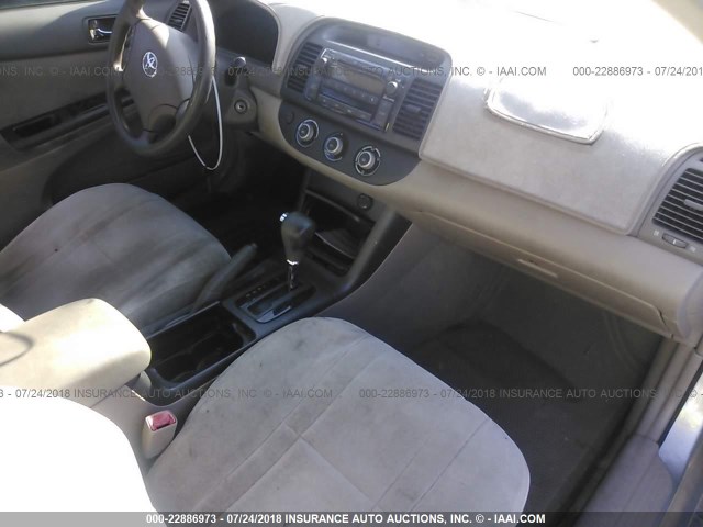 4T1BE32K45U542045 - 2005 TOYOTA CAMRY LE/XLE/SE Gümüş foto 5