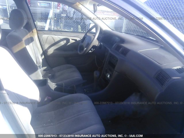 4T1BG22KXXU863045 - 1999 TOYOTA CAMRY CE/LE/XLE 白色 照片 5