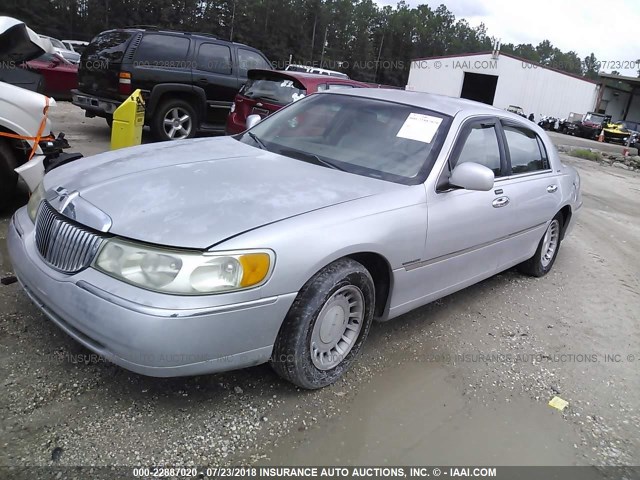 1LNHM81W31Y669144 - 2001 LINCOLN TOWN CAR EXECUTIVE GRAY photo 2
