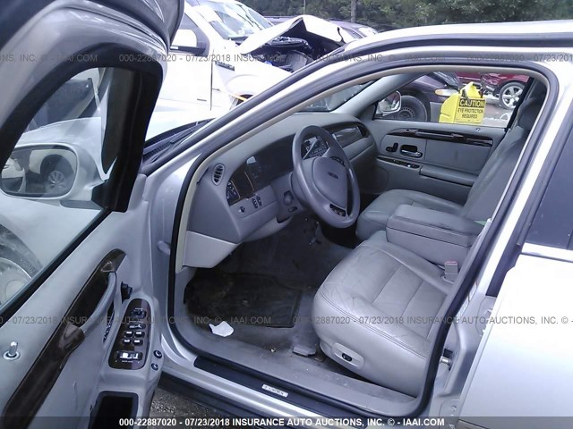 1LNHM81W31Y669144 - 2001 LINCOLN TOWN CAR EXECUTIVE GRAY photo 5
