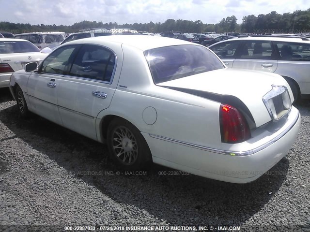 1LNHM82W22Y656840 - 2002 LINCOLN TOWN CAR SIGNATURE WHITE photo 3