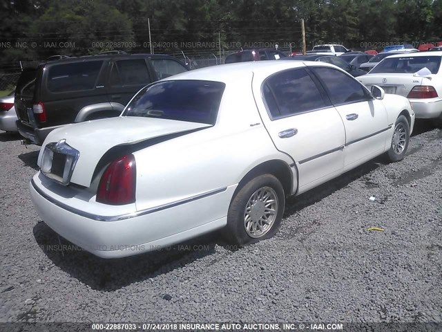 1LNHM82W22Y656840 - 2002 LINCOLN TOWN CAR SIGNATURE WHITE photo 4