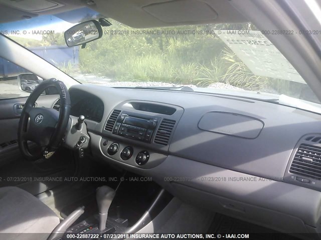 4T1BE32KX2U016837 - 2002 TOYOTA CAMRY LE/XLE/SE Gümüş foto 5