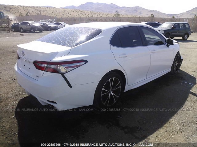 4T1B11HK2JU574347 - 2018 TOYOTA CAMRY L/LE/XLE/SE/XSE WHITE photo 4