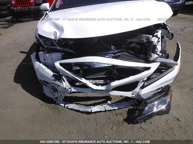 4T1B11HK2JU574347 - 2018 TOYOTA CAMRY L/LE/XLE/SE/XSE WHITE photo 6