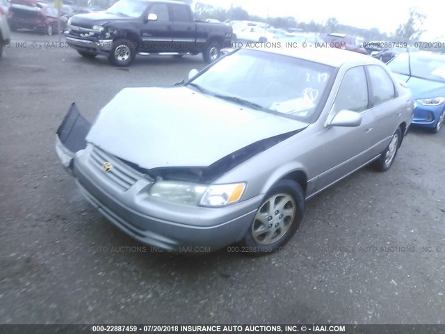 4T1BF28K4WU072826 - 1998 TOYOTA CAMRY CE/LE/XLE GRAY photo 2