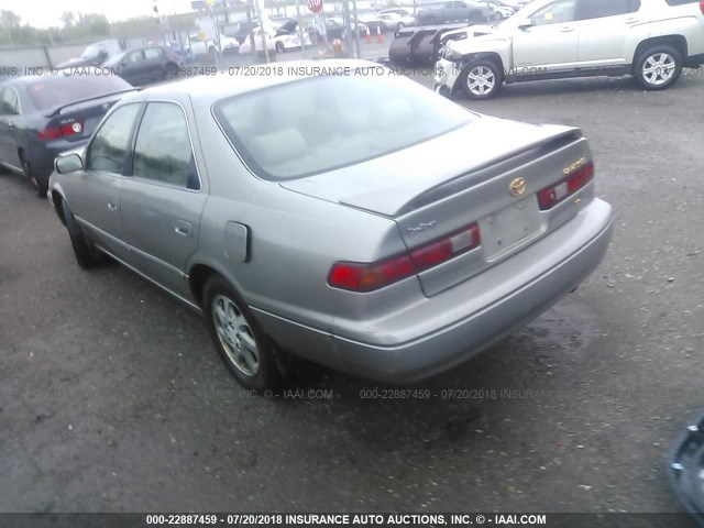 4T1BF28K4WU072826 - 1998 TOYOTA CAMRY CE/LE/XLE GRAY photo 3