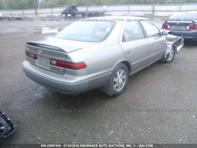 4T1BF28K4WU072826 - 1998 TOYOTA CAMRY CE/LE/XLE GRAY photo 4
