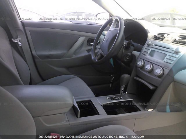 4T1BF3EK5BU606226 - 2011 TOYOTA CAMRY SE/LE/XLE GRAY photo 5