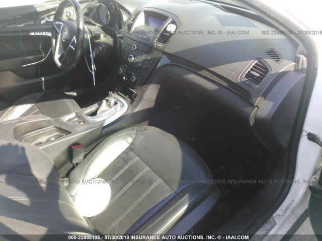 W04GP5EC1B1061956 - 2011 BUICK REGAL CXL WHITE photo 5