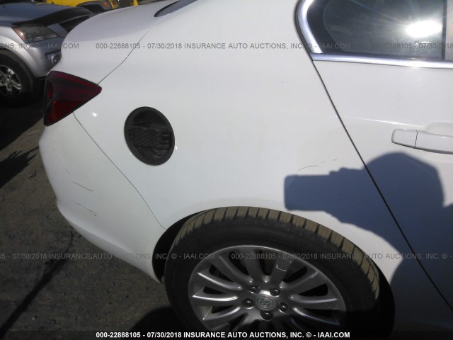 W04GP5EC1B1061956 - 2011 BUICK REGAL CXL WHITE photo 6