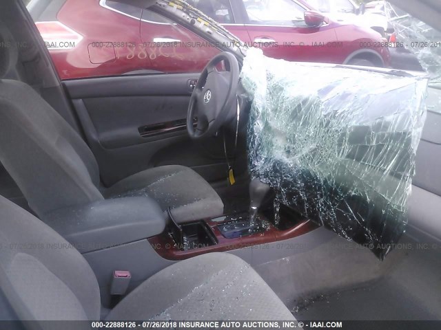 4T1BE32K12U089904 - 2002 TOYOTA CAMRY LE/XLE/SE Gümüş foto 5