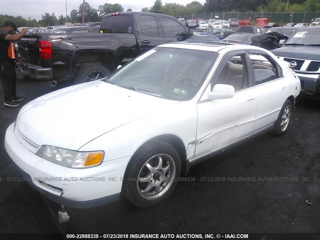 1HGCD5663RA069901 - 1994 HONDA ACCORD EX WHITE photo 2