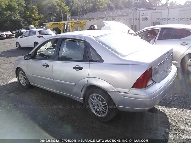 1FAFP3831YW124086 - 2000 FORD FOCUS ZTS SILVER photo 3