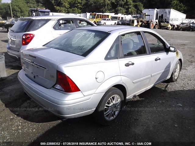 1FAFP3831YW124086 - 2000 FORD FOCUS ZTS SILVER photo 4