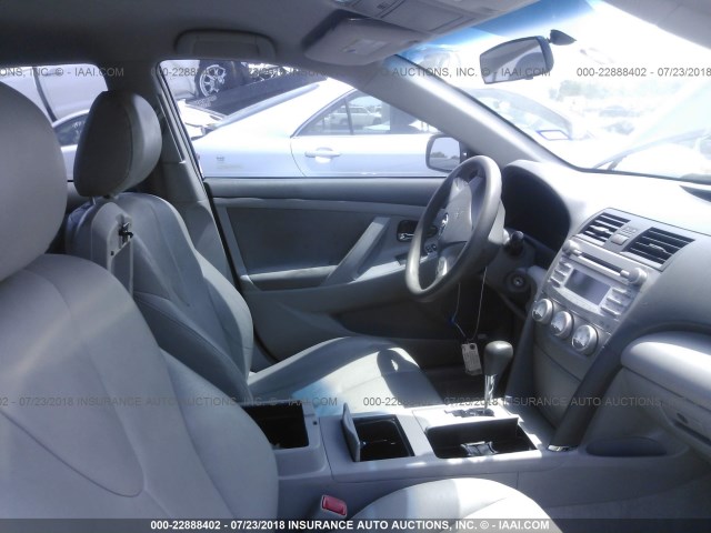 4T1BF3EK0BU223701 - 2011 TOYOTA CAMRY SE/LE/XLE GRAY photo 5