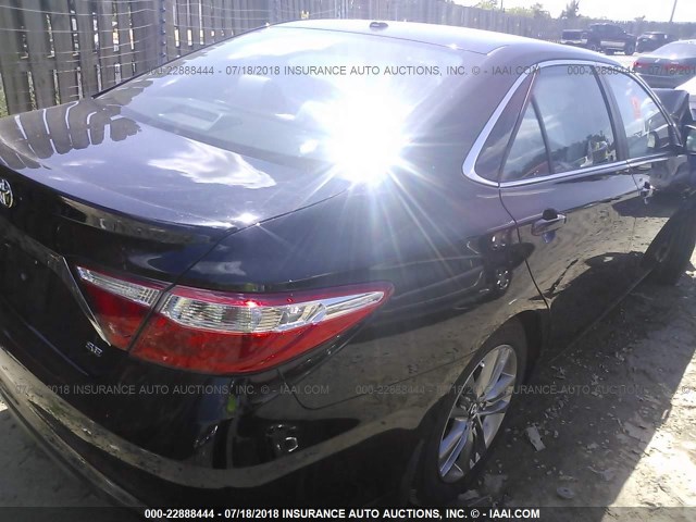 4T1BF1FK9HU440580 - 2017 TOYOTA CAMRY LE/XLE/SE/XSE 黑色 照片 4