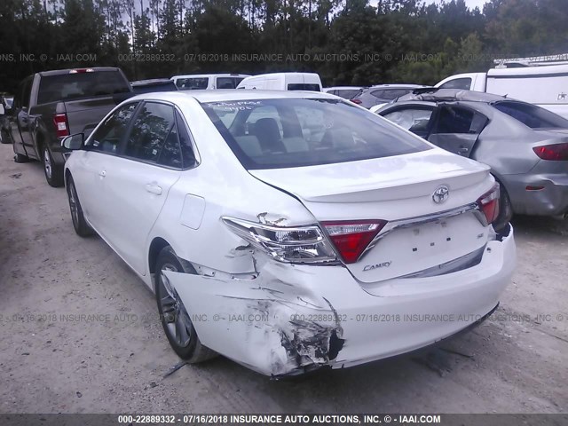 4T1BF1FKXGU204681 - 2016 TOYOTA CAMRY LE/XLE/SE/XSE WHITE photo 3