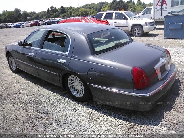 1LNHM82W9XY655661 - 1999 LINCOLN TOWN CAR SIGNATURE GRAY photo 3