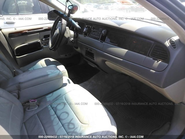 1LNHM82W9XY655661 - 1999 LINCOLN TOWN CAR SIGNATURE GRAY photo 5